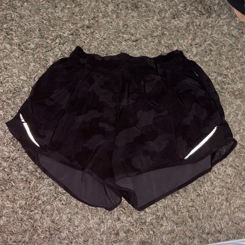 lululemon hotty hot high rise shorts 2.5 inches